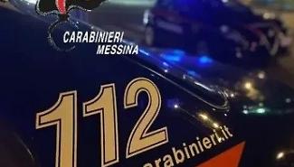 Aggredisce la convivente che si barrica in bagno