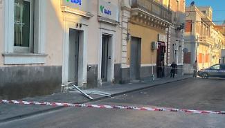 Bancomat fatto esplodere nella notte, ma "salta" anche il colpo