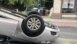 Vittoria, auto guidata da un'anziana urta veicoli in sosta e si ribalta su un fianco