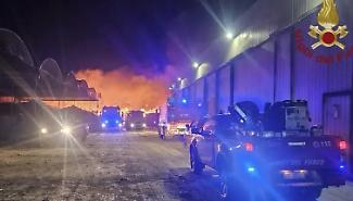 Marsala, incendio al deposito della plastica Sarco: aria sotto soglia ma prudenza obbligatoria su latte e pascolo