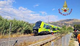 A Caltanissetta scontro tra un treno e un tir a Imera, evacuati 27 passeggeri