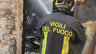 Brucia una falegnameria in via Vulpi, paura per i residenti nel cuore della notte