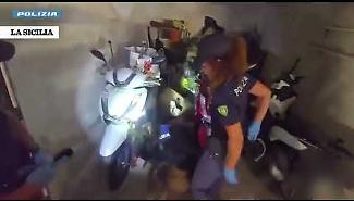 La polizia sequestra armi, droga e scooter rubati in un garage a Catania: il video