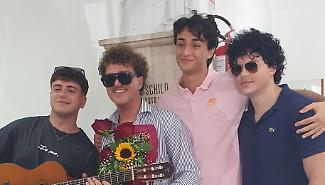 Prima gli esami e poi l'esibizione, cos&igrave; uno studente dell'Eschilo conta la restanza: "Fora par&igrave;a" &egrave; il suo inno alla Sicilia