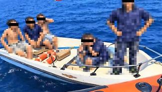 Panico al largo di Trapani per cinque minorenni rimasti bloccati su un natante a remi