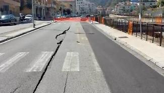 Crepa sull&rsquo;asfalto, chiuso un tratto del viale Annunziata: traffico deviato