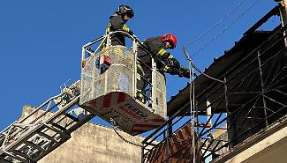 Acate, incendio in una veranda: i vigili del fuoco evitano il peggio
