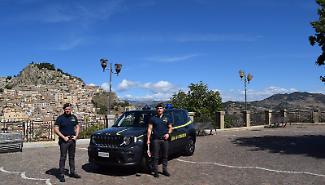 Finti operatori bancari gli svuotano il conto corrente di 17mila euro: scoperti e denunciati