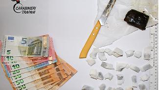 Blitz dei Carabinieri ad Alcamo: nelle tasche dei pantaloni una mini riserva di droga, giovane arrestato minorenne denunciato