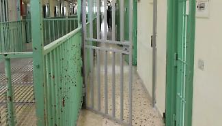 Finge di aver ingoiato una lametta ed evade durante il trasferimento dal carcere all'ospedale