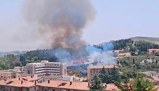 Enna Bassa, incendio al Quadrivio: fiamme e colonna di fumo, Vigili del Fuoco e Canadair in azione