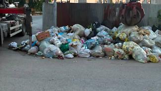 Vigili in borghese e appostamenti per stanare gli incivili che abbandonano i rifiuti in strada