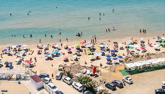Trascinate al largo dal mare agitato, due bagnanti salvate in extremis dai bagnini