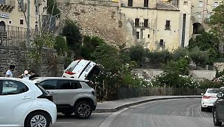 Ragusa Ibla, finisce con l'auto nella scarpata che si trova nel tratto iniziale della circonvallazione