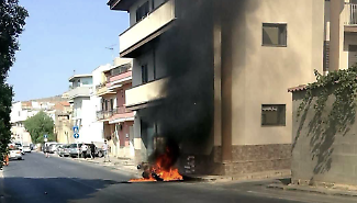 Comiso, auto prende fuoco dopo lo schianto in via Mediterraneo: due feriti
