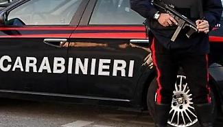 Calci, pugni e poi i colpi di coltello: padre e figlio arrestati a Marsala, caccia al terzo uomo in fuga