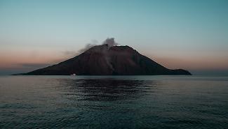 Anche Stromboli in eruzione: flusso lavico nella Sciara del Fuoco