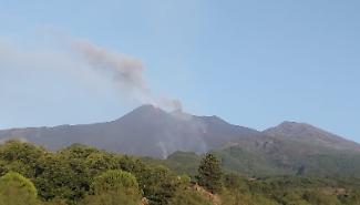L'Etna si prepara per una tregua: l'allerta declassata da rosso ad arancione e attivit&agrave; esplosiva in diminuzione