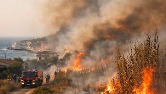 Ispica, incendio a Punta Cirica: fiamme vicino alle abitazioni