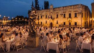 Cena in bianco nella piazza del Gattopardo, solidariet&agrave; per gli animali dell&rsquo;Oasi Ohana