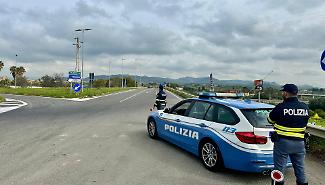 La macchina ha un guasto sulla A19 in territorio di Enna, interviene la PolStrada e per l'automobilista sono grattacapi