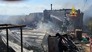 Incendio in alcuni casolari abbandonati, esplodono due bombole di gas: nessun ferito