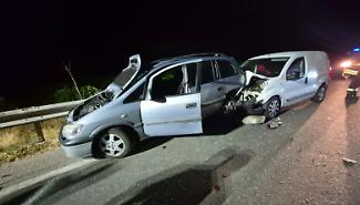 Auto in panne colpita in pieno da un furgone: sei feriti, due in gravi condizioni. La famiglia tornava da un matrimonio