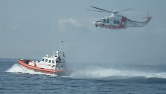 Stavano per affondare insieme alla barca su cui si trovavano: catena di soccorso per salvarli