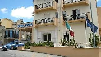 Canicatt&igrave;, raid incendiario nella notte in via Vespucci: auto avvolta dalle fiamme