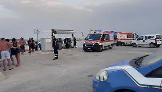 Sciacca, rogo devasta la costa: 118 bloccato, la Guardia Costiera salva decine di intossicati via mare