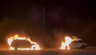 A fuoco le due auto dell'uomo arrestato perch&eacute; accusato di avere picchiato il meccanico di Rosolini