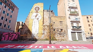 La street art con lo slogan del drink, l'attacco dell'opposizione: &laquo;Pubblicit&agrave; abusiva&raquo;