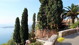 Taormina avr&agrave; una bella passeggiata panoramica