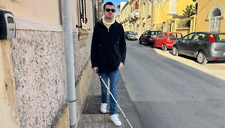 Non vedenti e ostacoli: &laquo;Per noi pericoli tra auto e transenne&raquo;
