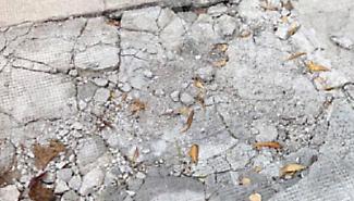 Buche e voragini in citt&agrave;, i percorsi a ostacoli nelle strade e i rischi per la sicurezza