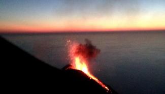 Stromboli, un brindisi tra i fuochi del vulcano