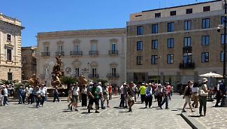 Guide turistiche abusive, a Siracusa scattano i controlli con QR code: 13 sanzioni