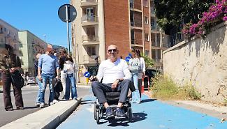 Viale Teocrito ostacolo dei disabili; &laquo;Portate la Giunta qui in carrozzina&raquo;