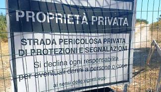 Il mare negato adesso da due cancelli: ordinanza ignorata e passaggio storico ancora sbarrato