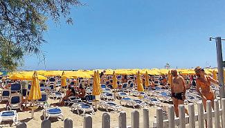 Mondello, riecco ombrelloni e sdraio negli spazi di Italo Belga: e arriva anche l&rsquo;accesso &ldquo;low cost&rdquo;