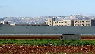 Guerriglia dentro il carcere di Siracusa: detenuti &ldquo;Rambo&rdquo; sul tetto, dieci agenti feriti