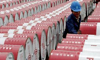 Mentre Hormuz resta chiuso il mercato del petrolio continua a crescere: ecco chi sta guadagnando con i barili