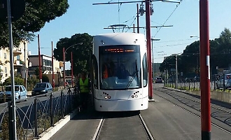 Terrore sul tram, tenta di accoltellare una donna incinta: arrestato
