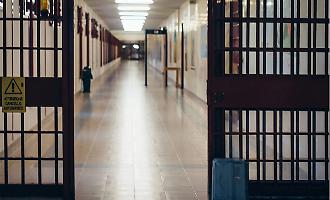 Rivolta nel carcere di Siracusa: detenuti sul tetto e lancio di calcinacci, undici agenti feriti