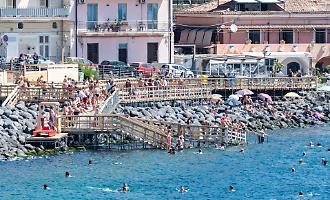 Catania: un solo solarium a San Giovanni Li Cuti, forse una spiaggia libera in pi&ugrave; alla Plaia