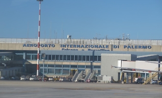 Aeroporto di Palermo, protesta contro il caro voli: &laquo;Tornare a casa per le feste &egrave; un diritto negato&raquo;