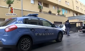 Spari alla chiesa di San Filippo Neri allo Zen: danneggiata la porta a fucilate e con un petardo