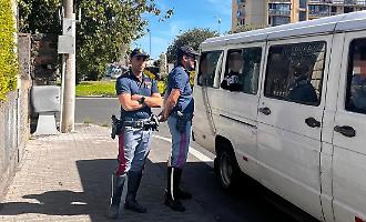 Acireale, la gita sta per partire ma i genitori chiamano la polizia: due pulmini senza autorizzazione e l'uscita salta