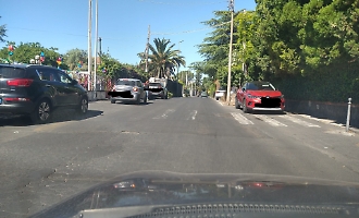 Dosso non segnalato in via Roma, Mascalucia