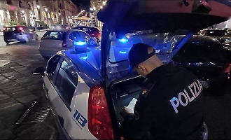 Importunata dall&rsquo;ex urla in strada a Catania e i poliziotti &ldquo;placcano&rdquo; il violento
